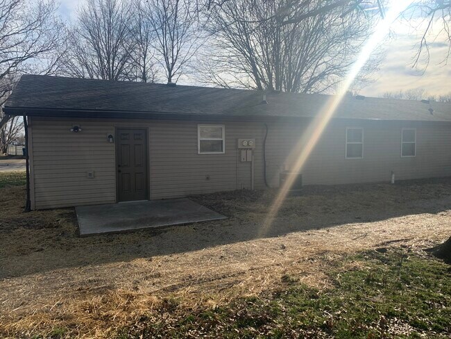 Building Photo - 309 Red Bird St