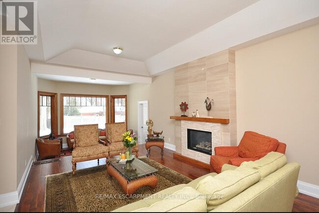 Photo du bâtiment - 225 Forestwood Dr