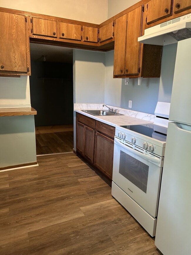 Building Photo - 2 bedroom 1 bath- New paint and refinished...