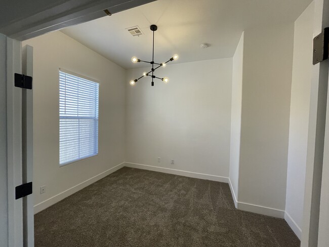 Foto del edificio - 10290 Rarity Ave