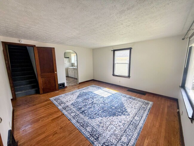 Building Photo - Three bedroom one bathroom home for rent