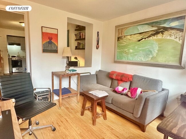 Building Photo - 621 E 11th St