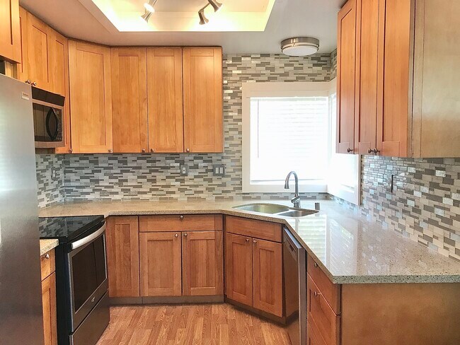 Building Photo - 2231 Woodhill Dr