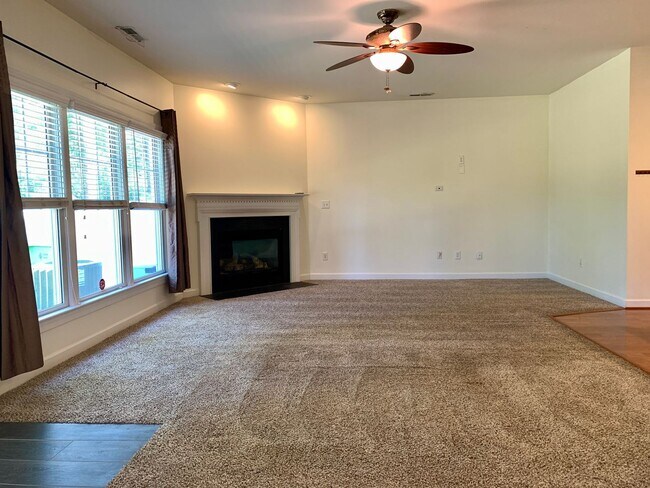 Foto del edificio - Amazingly Spacious 3 Bed/2.5 Bath Townhous...