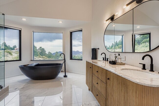 Foto del edificio - Modern Mountain Retreat w/ Unrivaled Views