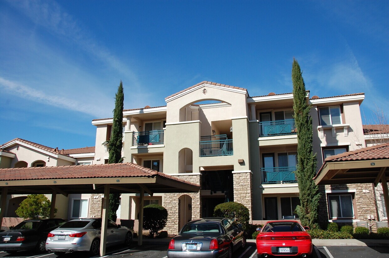 Primary Photo - Gorgeous Condo in Roseville