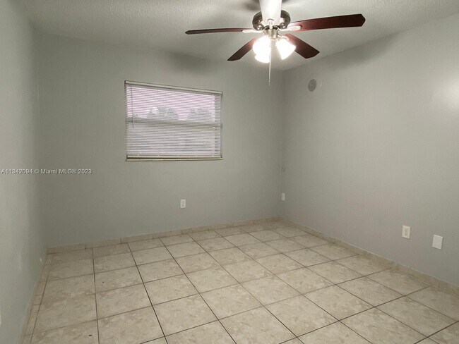 Foto del edificio - 4301 NW S Tamiami Canal Dr