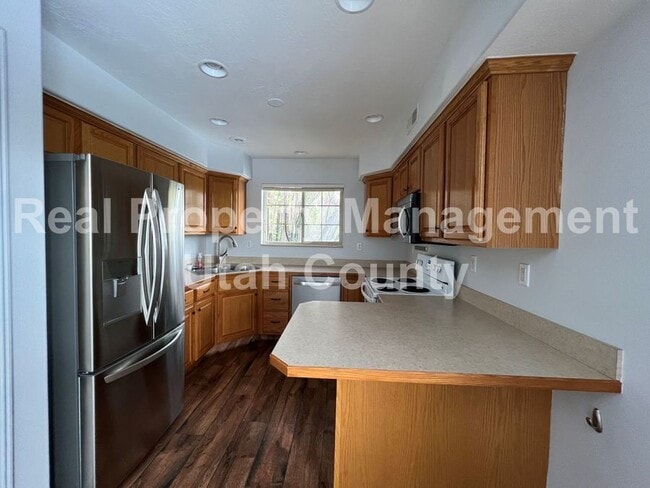 Building Photo - 297 760 N