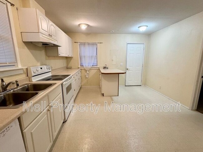 Building Photo - 1514 Summit Dr