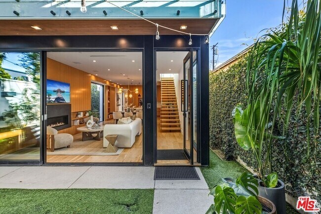 Foto del edificio - 722 Marine St