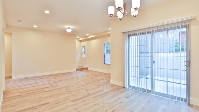 Building Photo - 318 Alpine St
