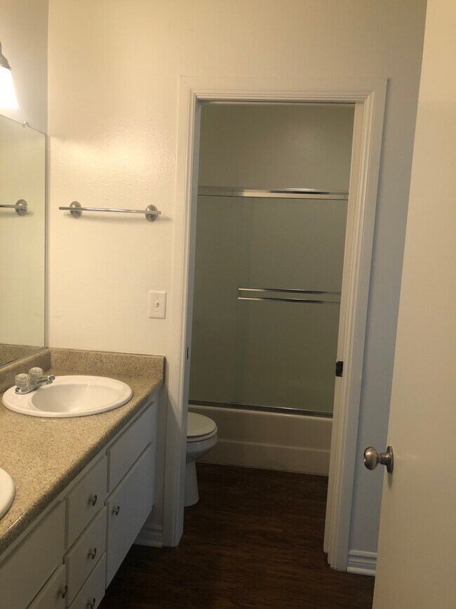 Foto del edificio - 2300 E Westport Dr