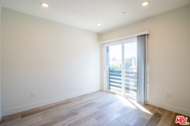 Foto del edificio - 608 1/2 N Gramercy Pl