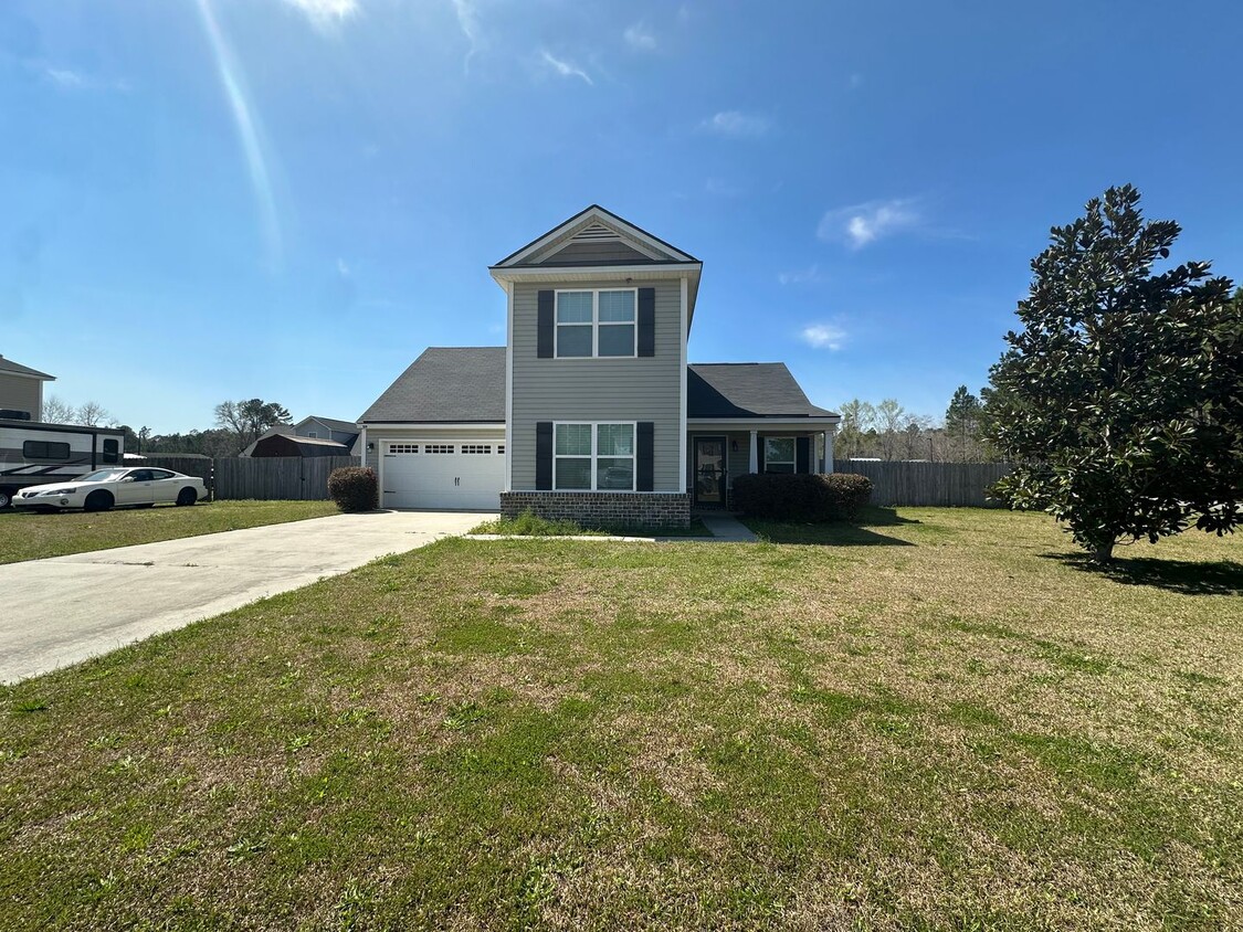 Foto principal - Spacious 3-Bedroom, 2.5 Bath Home with a b...