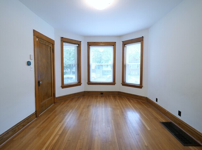 Building Photo - 3648 N Leavitt St