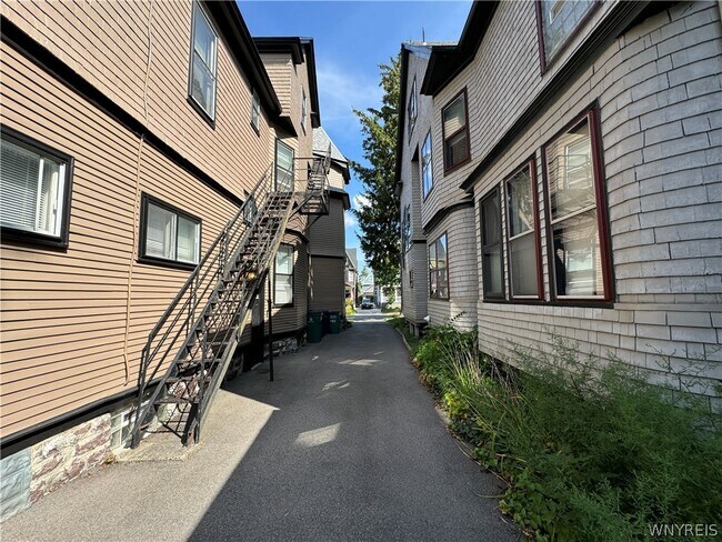Foto del edificio - 182 Lancaster Ave