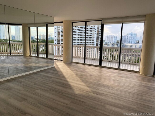 Foto del edificio - 2000 Island Blvd
