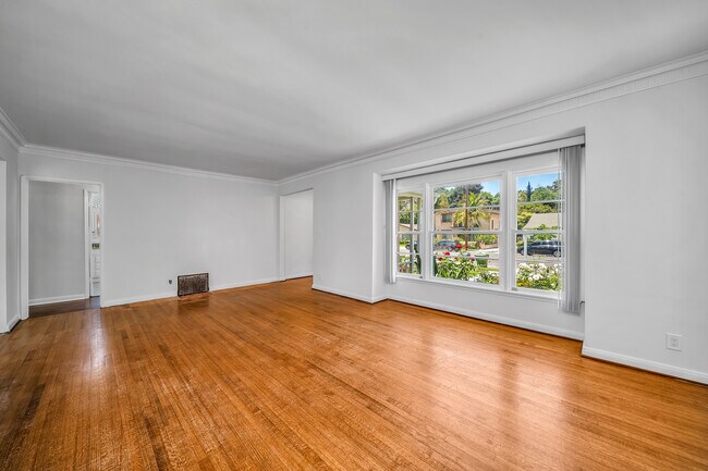 Building Photo - 1440 Roxbury Dr