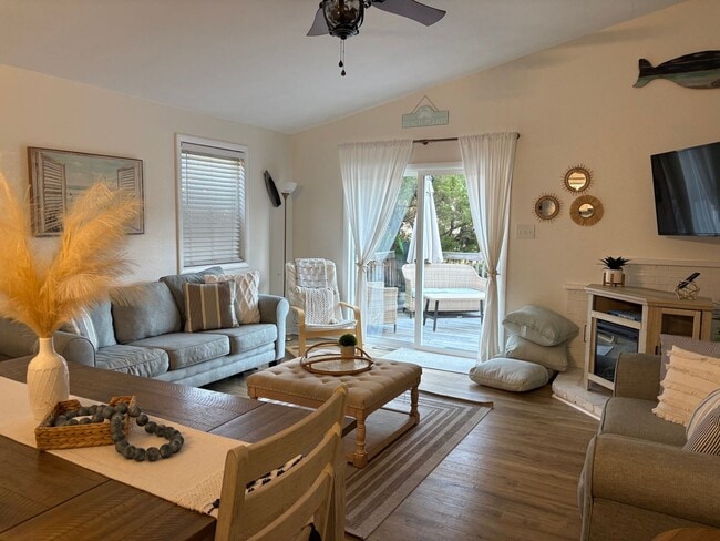 Building Photo - 2 Bedroom 2 Bath (+Bonus Bedoom) in Kill D...