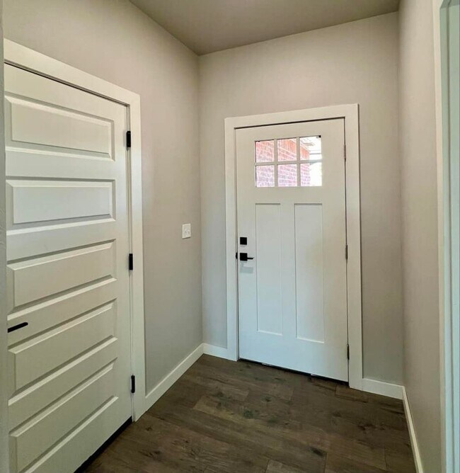 Building Photo - Spring Ridge Duplex 1