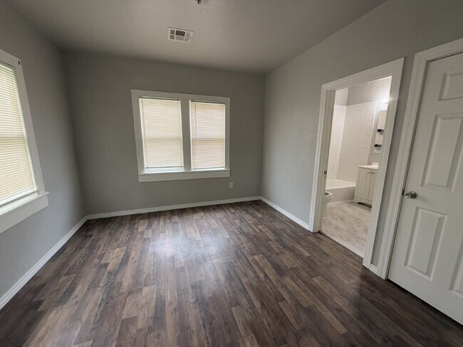 Building Photo - 2-Bedroom Home Near Downtown & OU Med