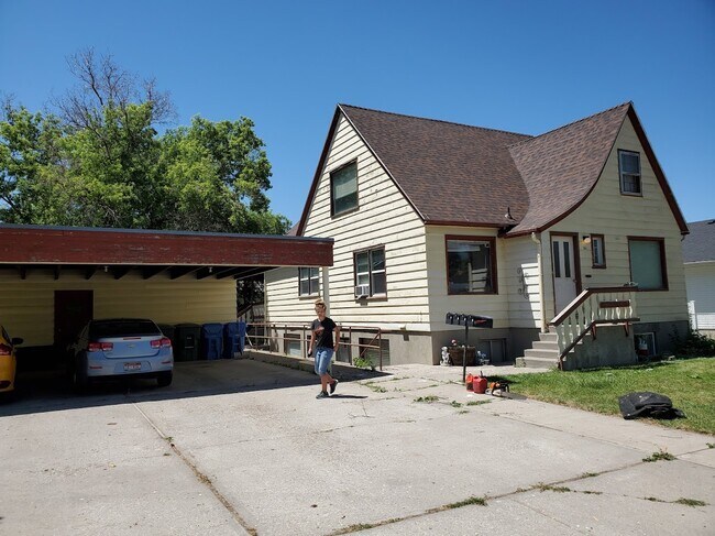 APT 2 blocks from ISU - 1557 S 3rd Ave