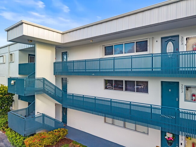 Foto del edificio - 200 Waterway Dr S