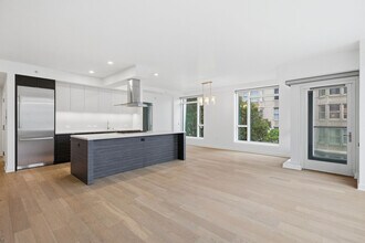 Building Photo - 1688 Pine St