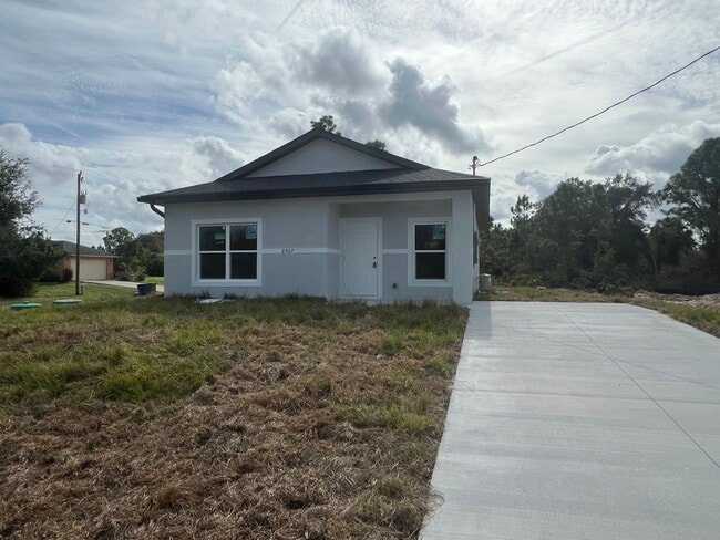 Foto del edificio - Brand new 2/1 -LARGE BACK YARD- LEHIGH ACRES