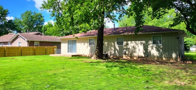Foto del edificio - 3 Bedroom 2 Bath, 2 Car garage, Fenced yar...