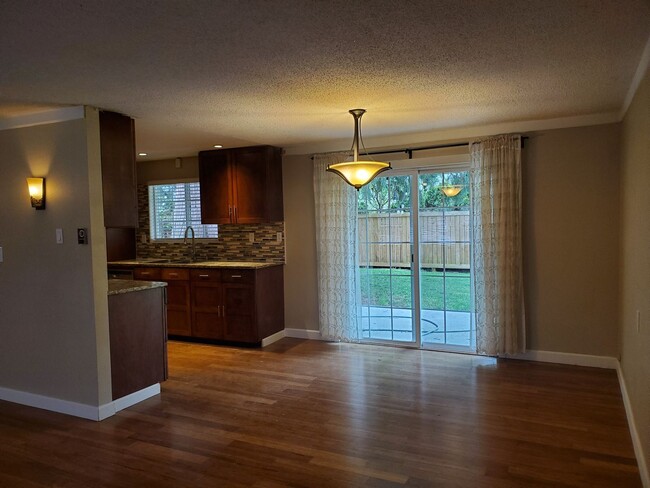 Foto del edificio - Beautiful Ranch Style Home! Hardwood Floor...