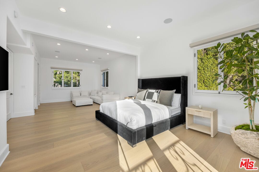 Foto del edificio - 1424 N Doheny Dr
