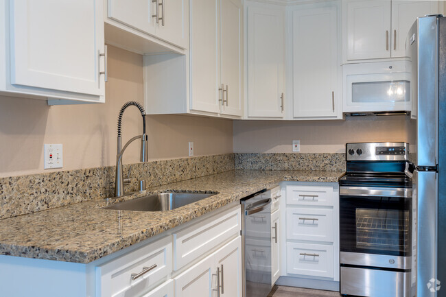 2BR, 2BA - 950SF - Kitchen - El Camino Place