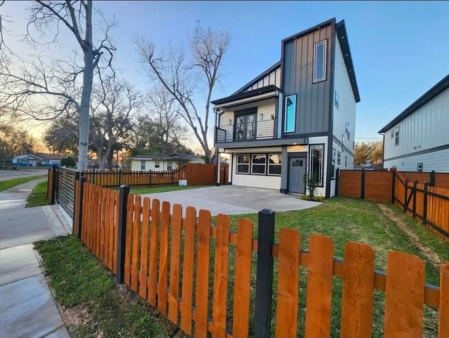 Building Photo - 1002 Natchez Ave