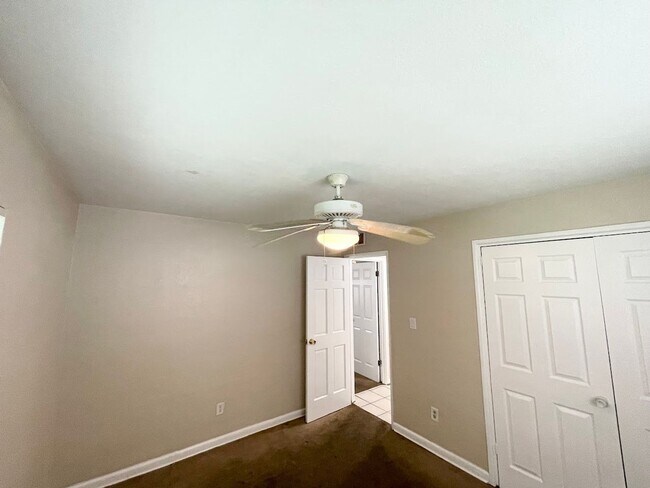 Foto del edificio - 2 Bedroom 1 bath home, close to bus stops ...