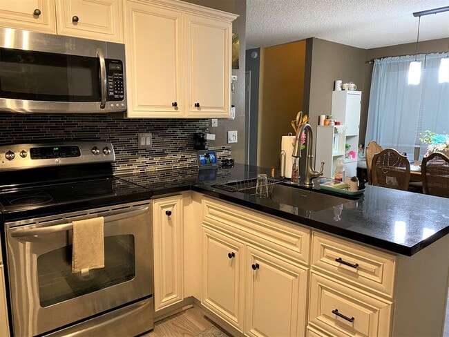 Building Photo - ***JUST REDUCED AND MOVE IN SPECIAL!!!*** ...