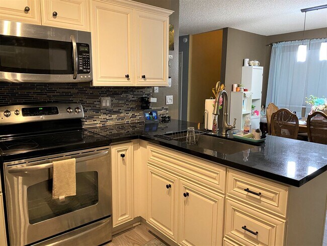 Foto del edificio - ***JUST REDUCED AND MOVE IN SPECIAL!!!*** ...