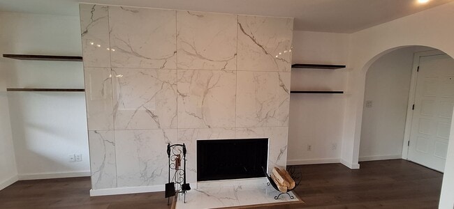 Building Photo - Luxurious 2-Bed, 2-Bath Condo with Spectacular Views and Designer Upgrades in Kirkland!!