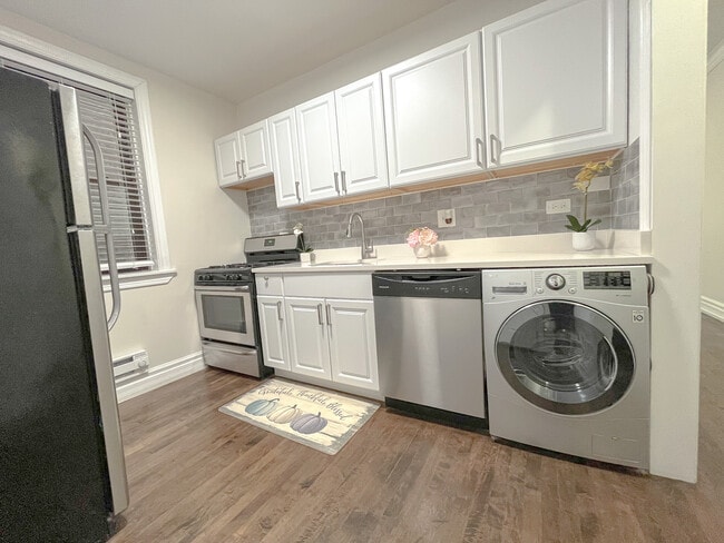 Building Photo - 2133 W Giddings St