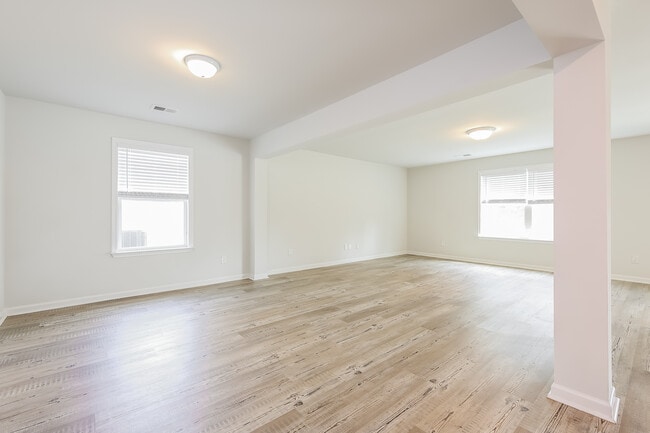 Building Photo - 512 Whittier St