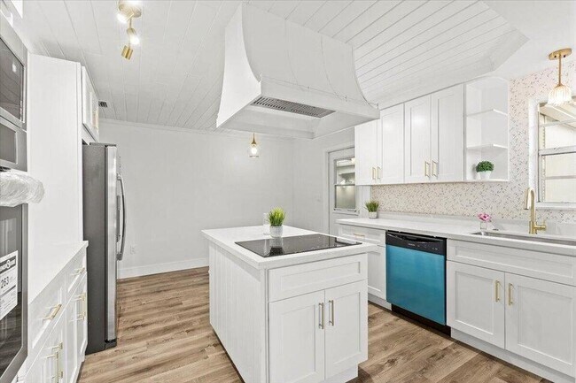 Building Photo - 379 Garden Blvd
