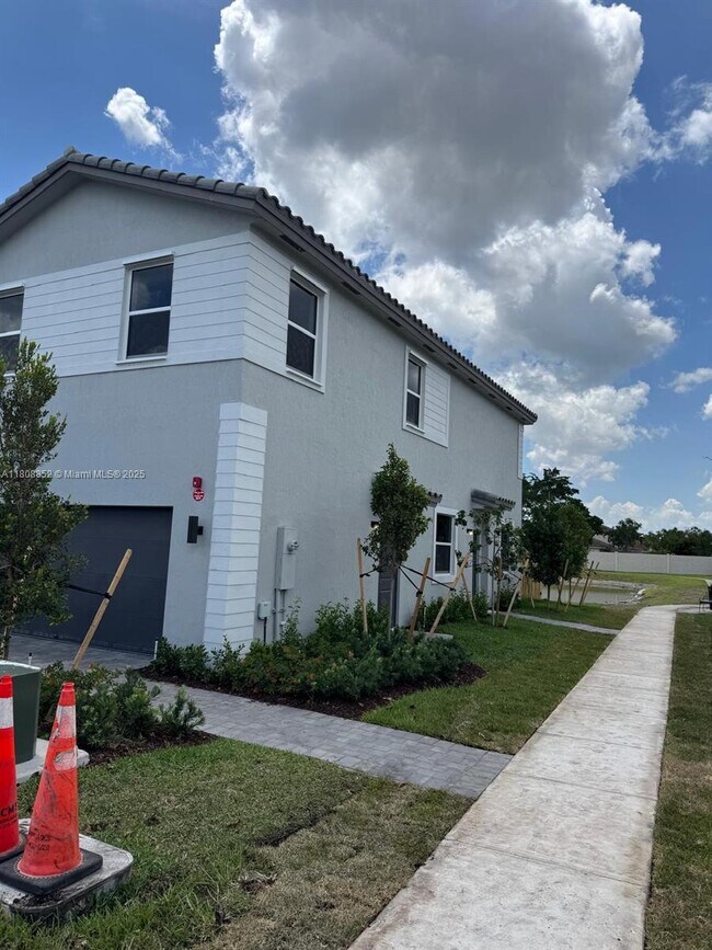 Foto del edificio - 18442 SW 2nd St