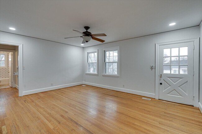 Building Photo - Charming East Ridge Rental – Spacious Yard, Updated Features & Pet-Friendly Living!