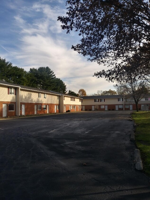 Primary Photo - 128 Oak Meadow Dr