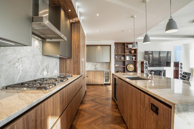 Building Photo - 300 International Drive