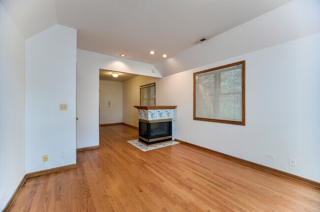 Building Photo - 3713 N Janssen Ave
