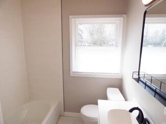Building Photo - 19025 Oakmont S Dr