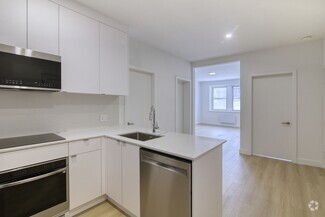 Building Photo - 5530 Chem. de la Côte St Luc
