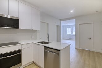 Building Photo - 5530 Chem. de la Côte St Luc