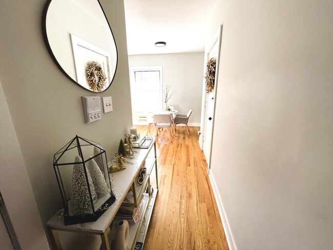 Building Photo - 4423 N Wolcott Ave